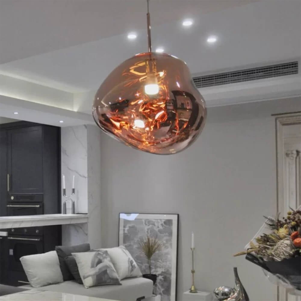 Diseño de lámpara de techo contemporánea, con forma irregular y luz colgante única.