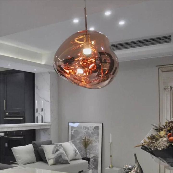 Diseño de lámpara de techo contemporánea, con forma irregular y luz colgante única.