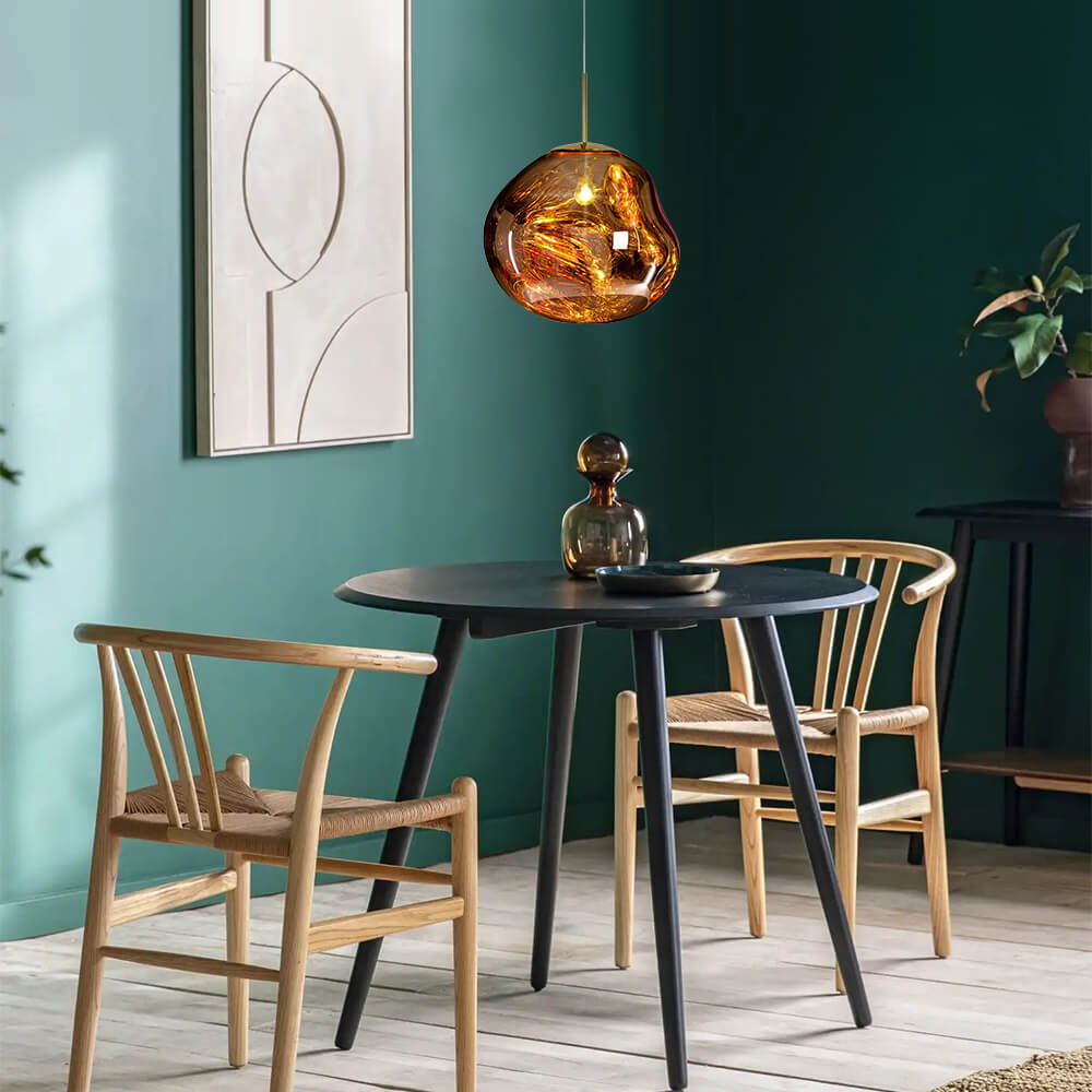 Iluminación moderna para sala, lámpara colgante irregular que crea un ambiente acogedor.