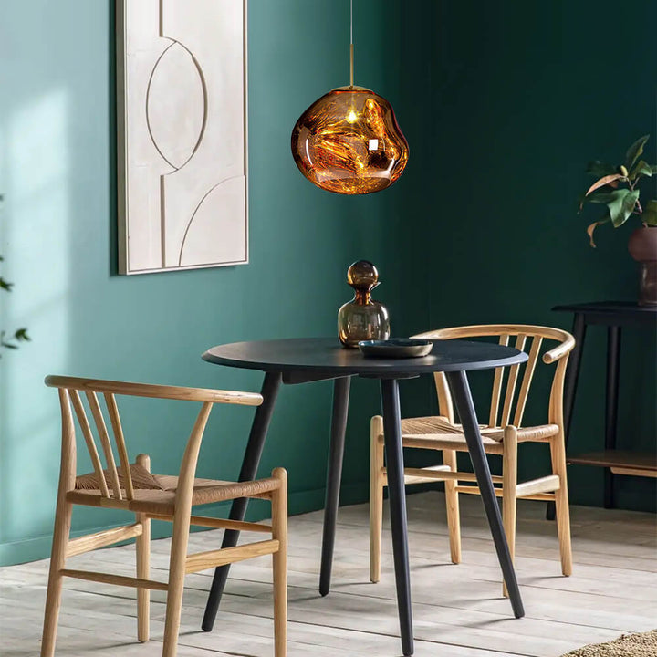 Iluminación moderna para sala, lámpara colgante irregular que crea un ambiente acogedor.