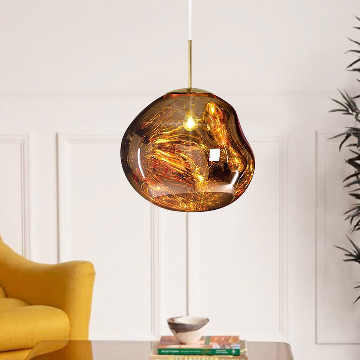 Lámpara colgante irregular en acabados metálicos, ideal para decoración de hogar moderna.