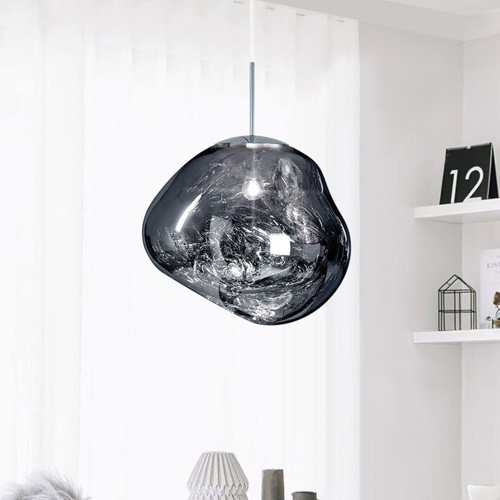 Diseño de lámpara colgante contemporánea, con silueta irregular que destaca en el interior.