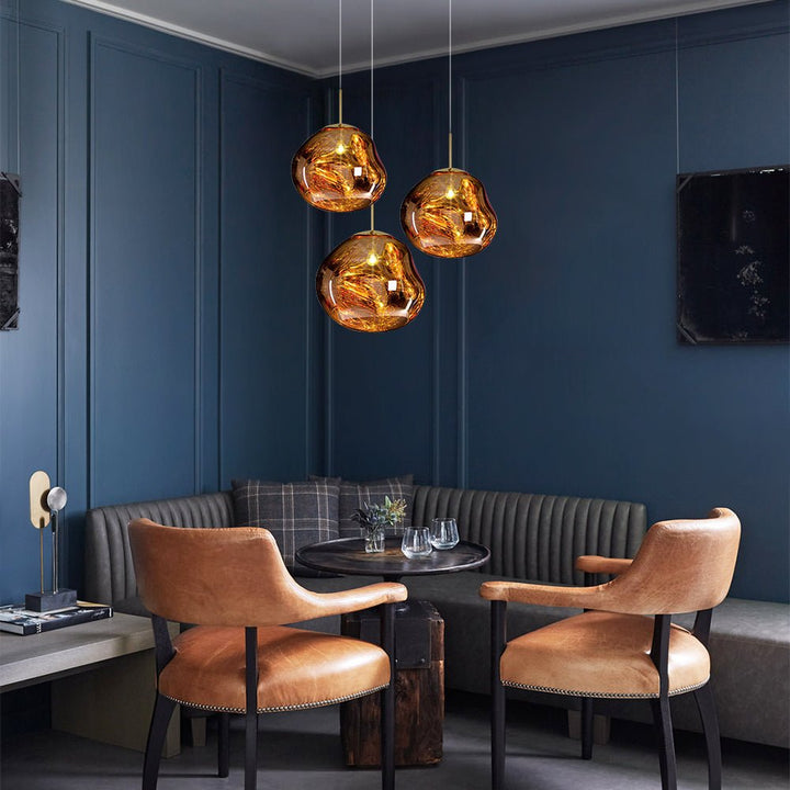 Lámpara colgante moderna de diseño irregular, ideal para iluminación contemporánea en el hogar.
