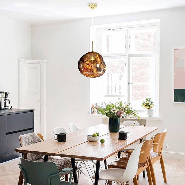 Iluminación interior con lámpara colgante irregular, aporta un diseño moderno y luz cálida.