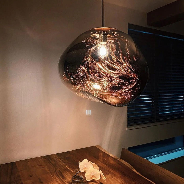 Lámpara colgante irregular y elegante, fusiona diseño moderno y contemporáneo para tu hogar.