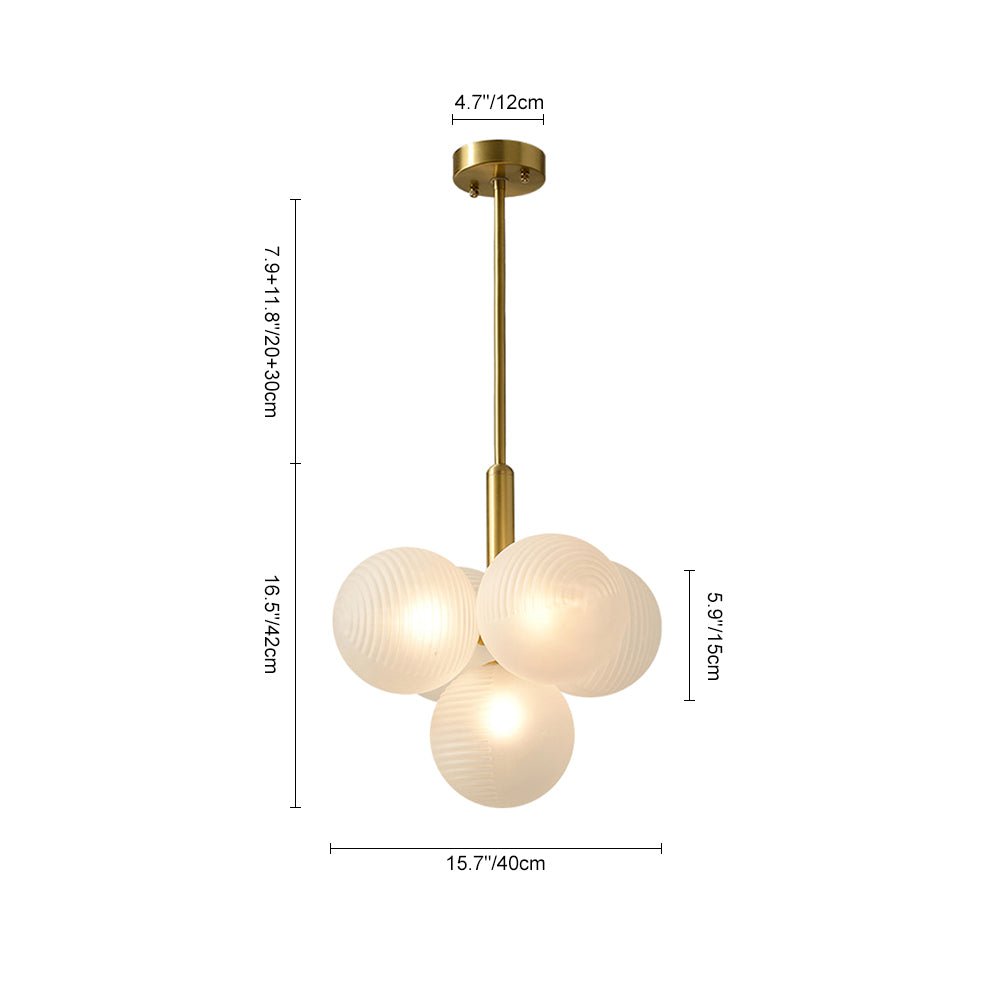 Candelabro colgante de latón con esferas de cristal, iluminación elegante para comedor.