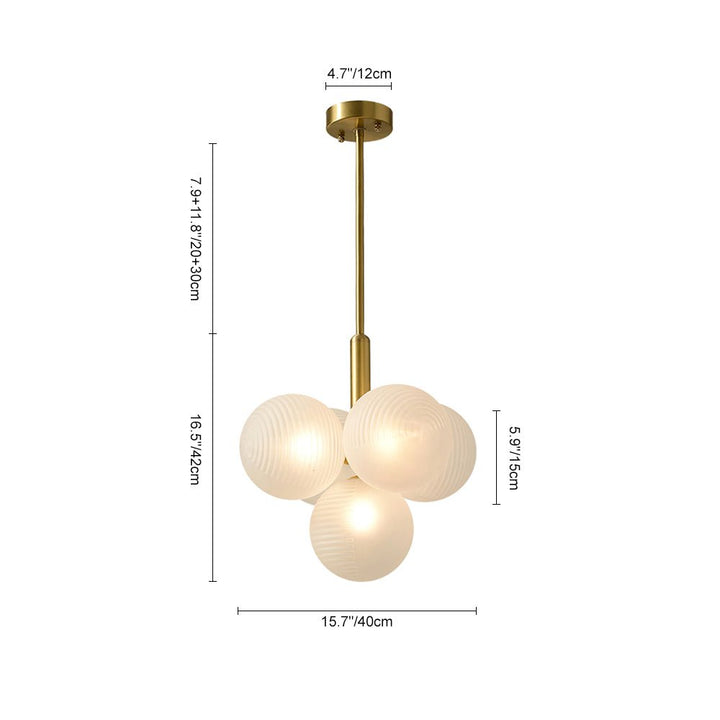 Candelabro colgante de latón con esferas de cristal, iluminación elegante para comedor.