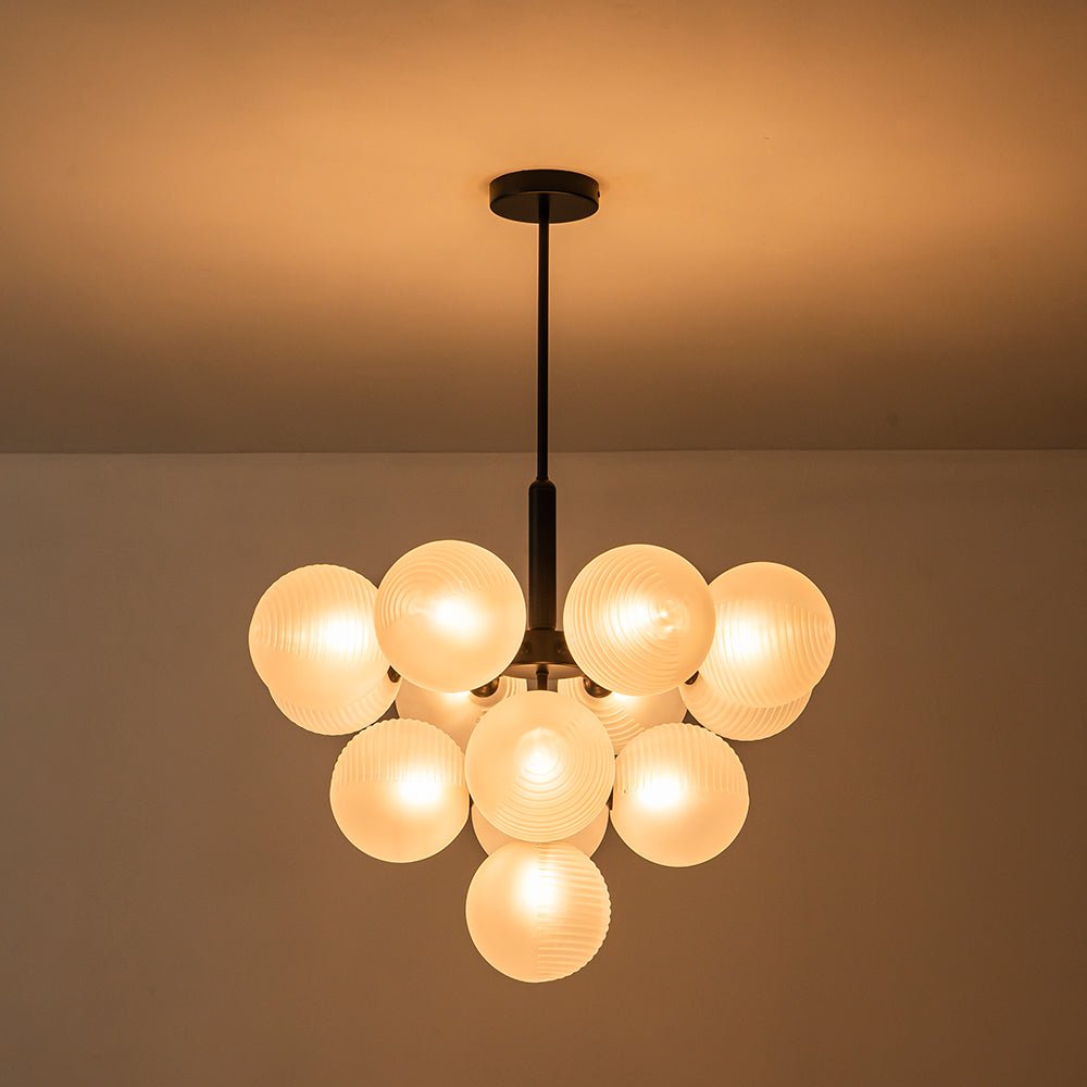 Iluminación de comedor: candelabro de latón con burbujas de cristal, estilo chic.