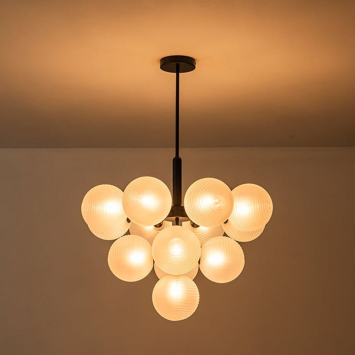 Iluminación de comedor: candelabro de latón con burbujas de cristal, estilo chic.