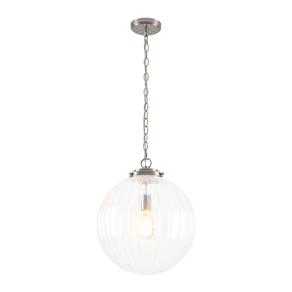 Iluminación moderna: lámpara colgante esfera estriada. Diseño elegante con cadena ajustable.