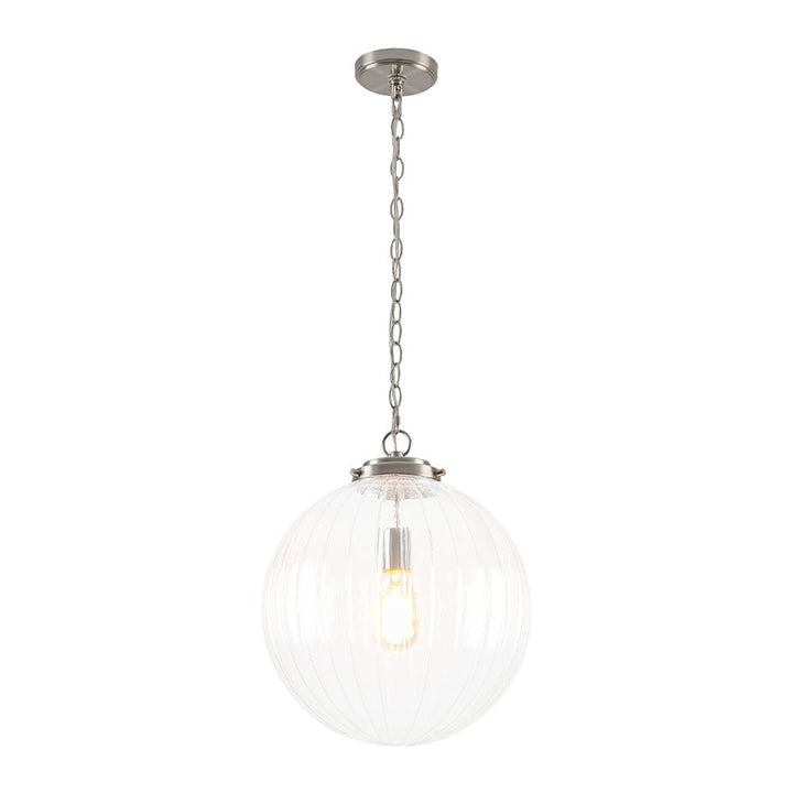 Iluminación moderna: lámpara colgante esfera estriada. Diseño elegante con cadena ajustable.