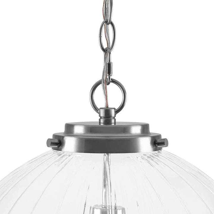 Lámpara colgante con globo estriado. Diseño elegante, luz interior para una decoración contemporánea.