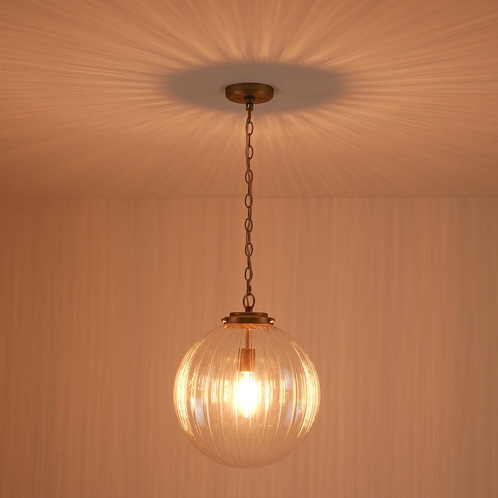Lámpara de techo globo estriado para un ambiente acogedor. Perfecta para decoración de hogar.