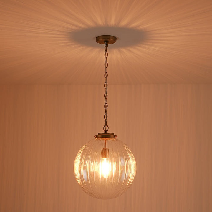 Lámpara de techo globo estriado para un ambiente acogedor. Perfecta para decoración de hogar.