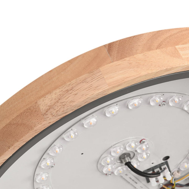 Luz LED de techo redonda regulable con control remoto, diseño moderno y acento de madera natural.
