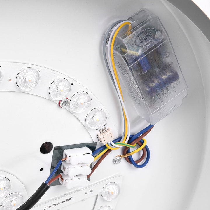 Montura de techo LED redonda con borde de madera, regulable y moderna, para una iluminación interior flexible.