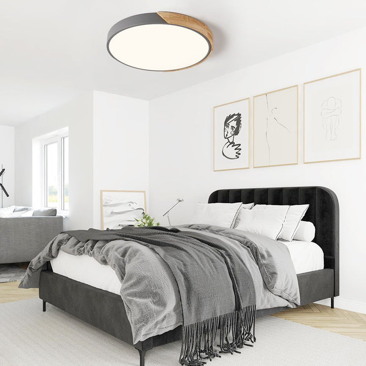 Lámpara de techo LED redonda con borde de madera, regulable para ambientes modernos y decoración minimalista.