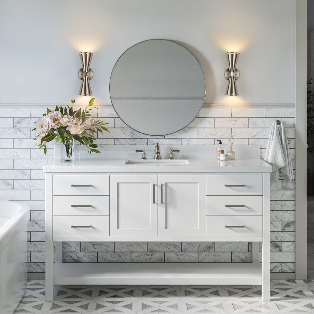 Aplique de pared moderno de cono, luz direccional arriba y abajo. Metal dorado para ambiente cálido.