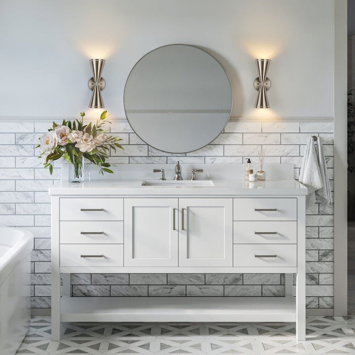 Aplique de pared moderno de cono, luz direccional arriba y abajo. Metal dorado para ambiente cálido.