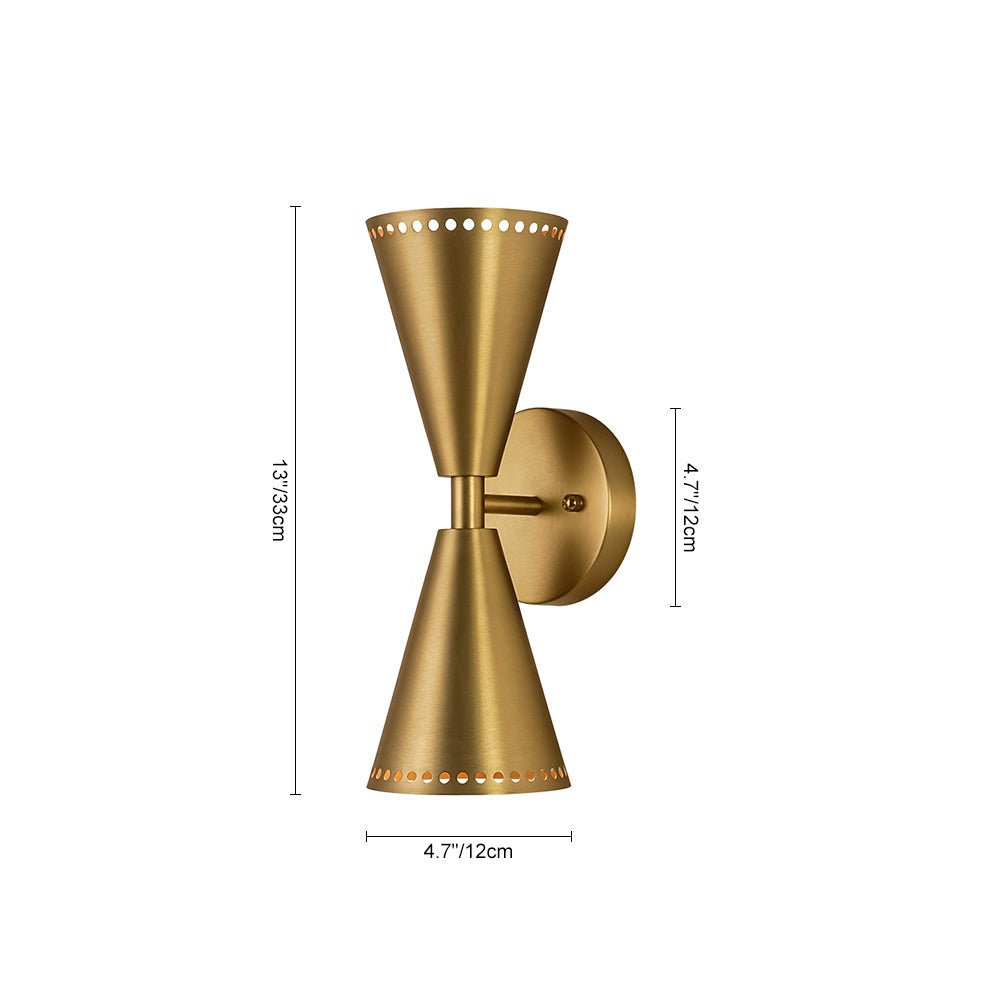 Aplique de pared cónico en metal dorado, diseño moderno. Iluminación interior y ambiente decorativo.