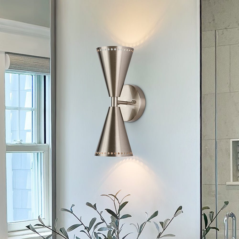 Aplique de pared cónico moderno, metal dorado. Proporciona iluminación regulable y decorativa.