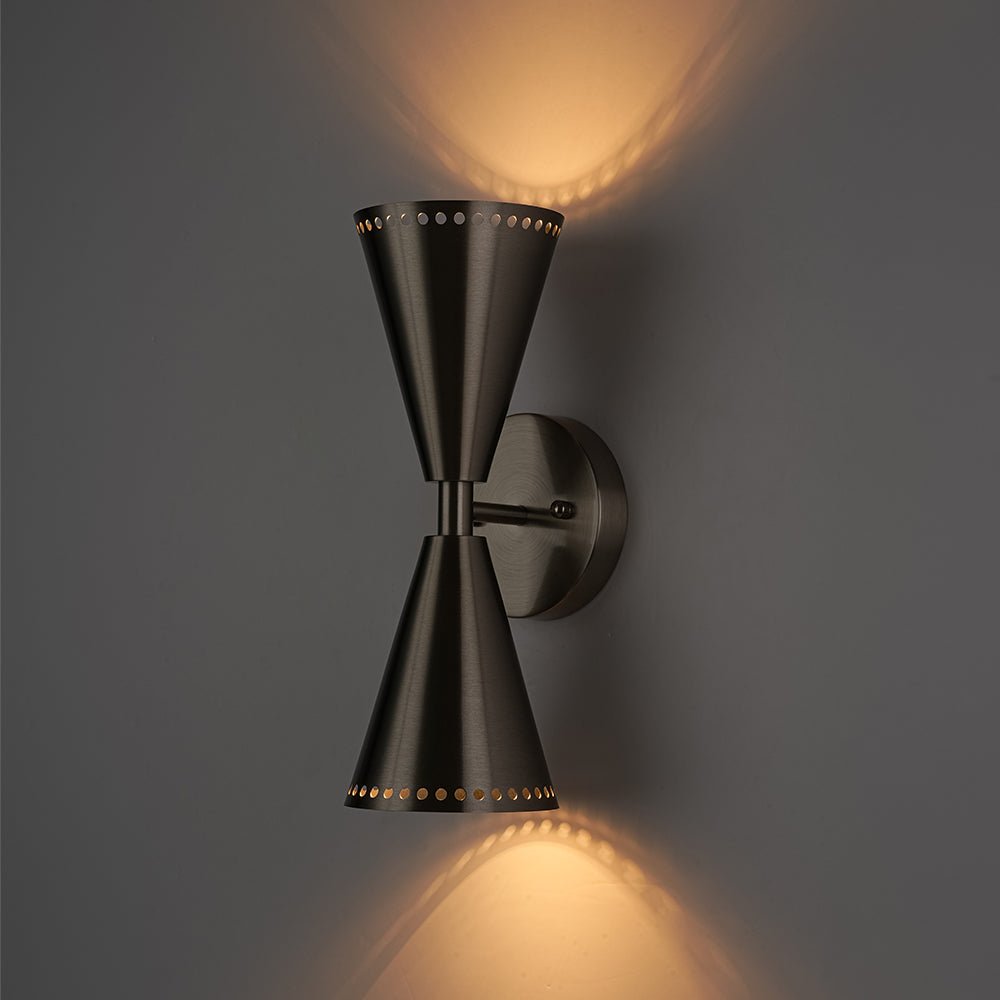 Lámpara de pared cónica de metal dorado, diseño moderno para iluminación interior y decoración.