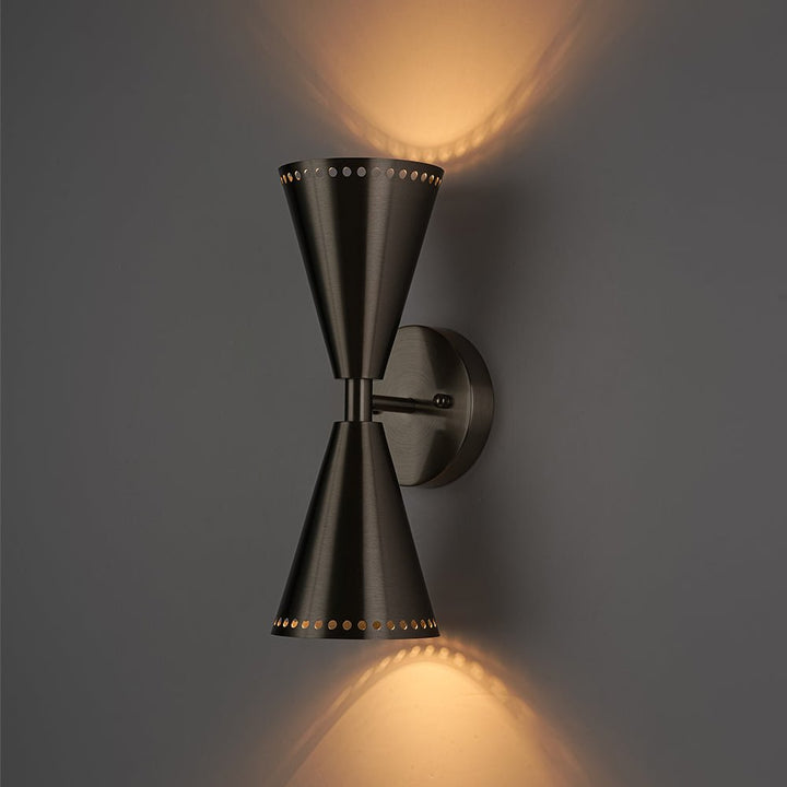 Lámpara de pared cónica de metal dorado, diseño moderno para iluminación interior y decoración.