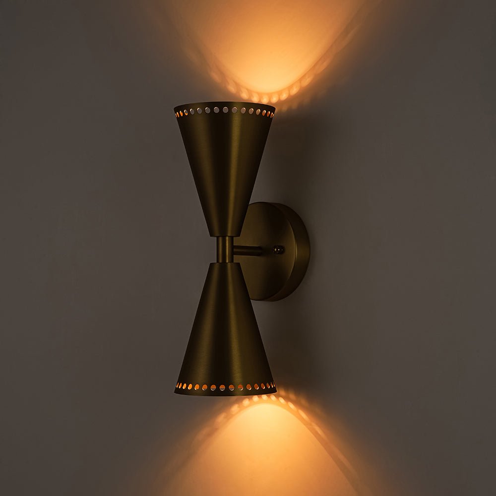 Aplique de pared moderno cono en níquel, luz regulable. Ideal para crear ambiente en interiores.