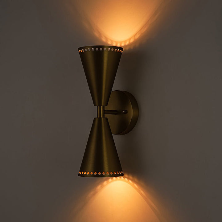 Aplique de pared moderno cono en níquel, luz regulable. Ideal para crear ambiente en interiores.