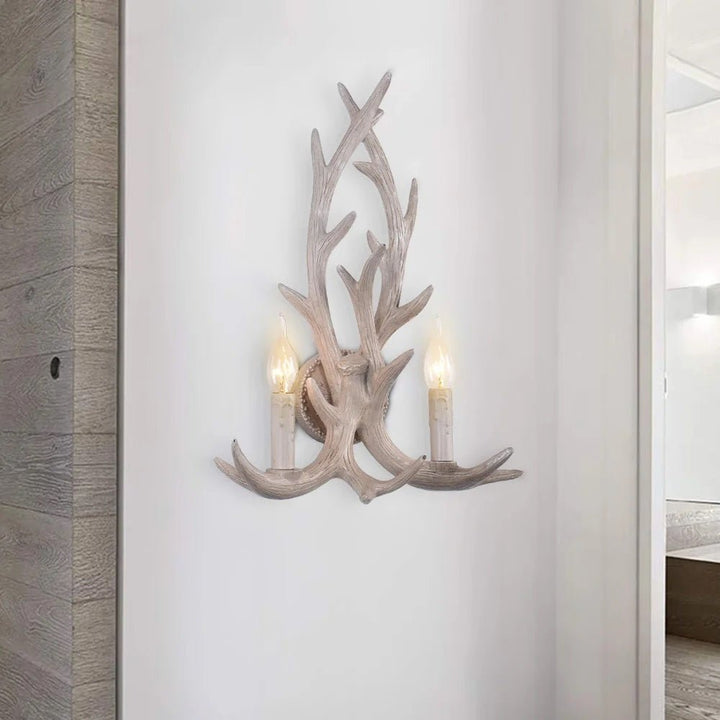 Lámpara de pared rústica de resina imitando cuerno de ciervo. Iluminación estilo granja con 2 bombillas. Decoración marrón.