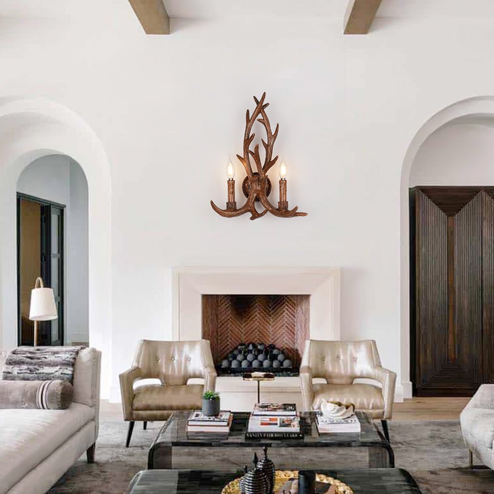 Luz de pared decorativa con diseño de cuerno de ciervo. Aplique rústico de 2 luces, ideal para estilo granja. Tonos marrón y blanco.