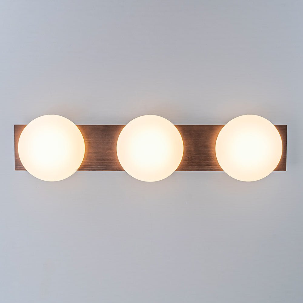 Lámpara de techo LED semi flush con estilo rústico-moderno y acabado de nogal. Iluminación interior.