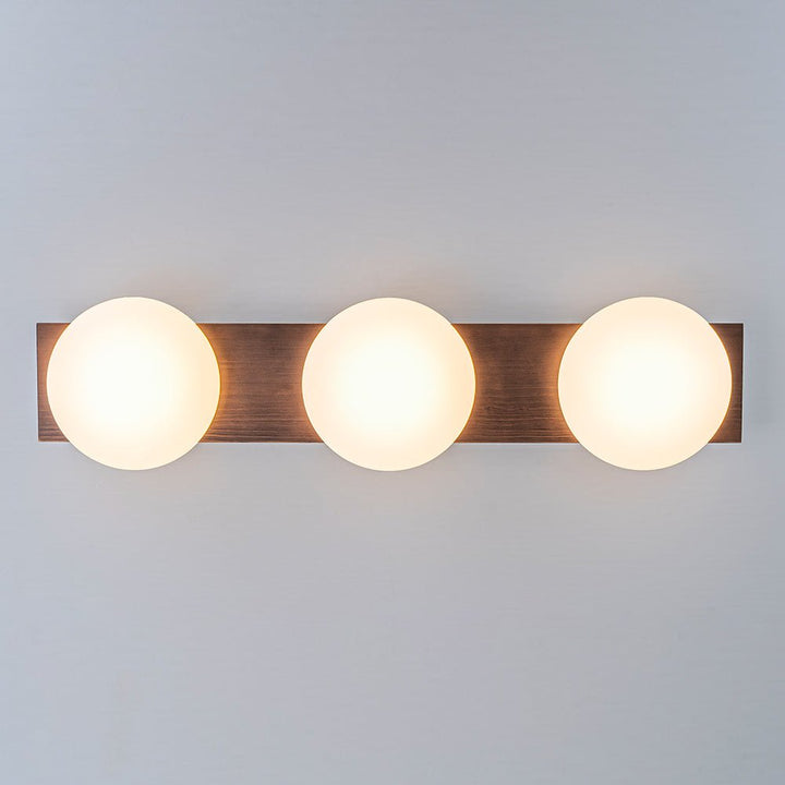 Lámpara de techo LED semi flush con estilo rústico-moderno y acabado de nogal. Iluminación interior.