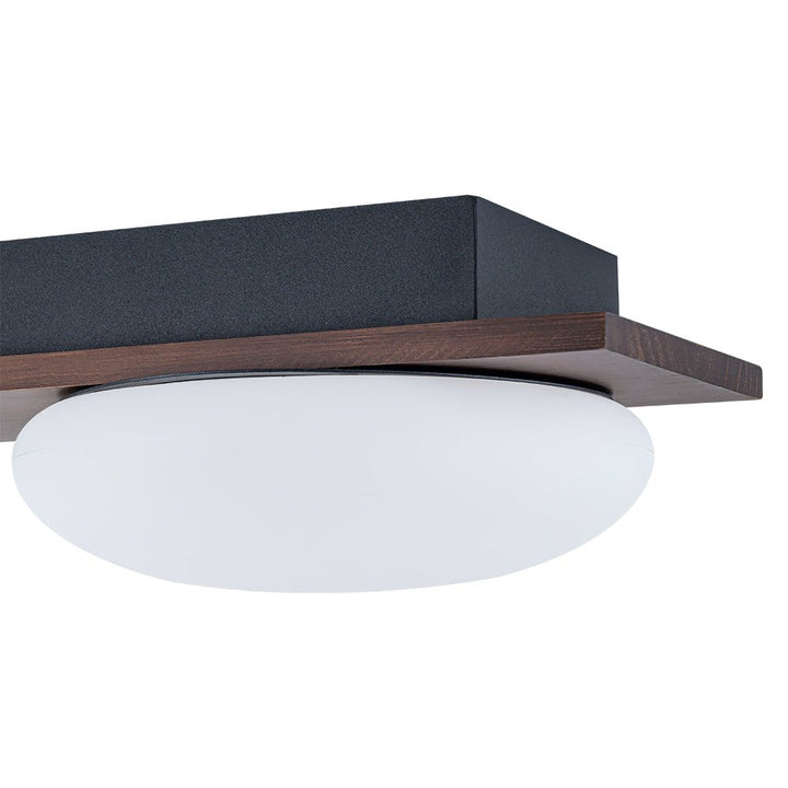 Lámpara LED de techo semi flush, acabado de nogal rústico. Combina lo moderno con lo acogedor.