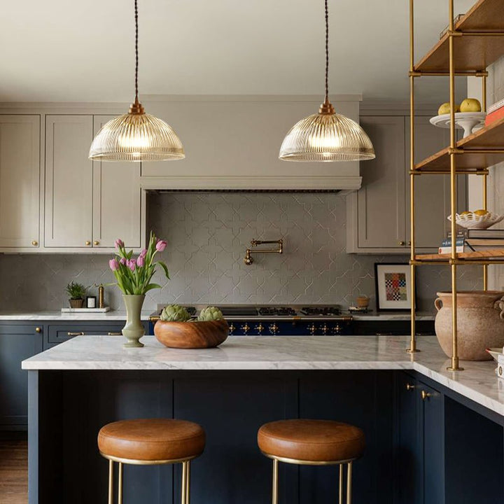 Lámpara de techo cúpula de vidrio. Iluminación elegante y moderna para interiores estilo industrial.