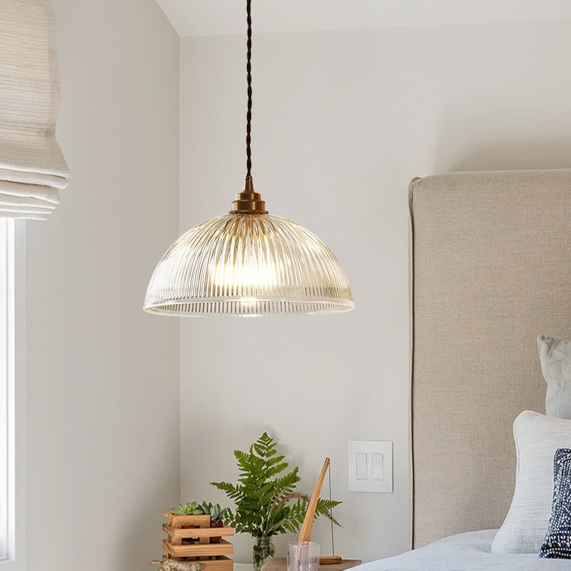Luz colgante decorativa con vidrio ribeteado. Estilo granja chic para cocina o isla de comedor.