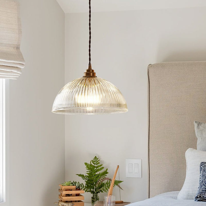Luz colgante decorativa con vidrio ribeteado. Estilo granja chic para cocina o isla de comedor.