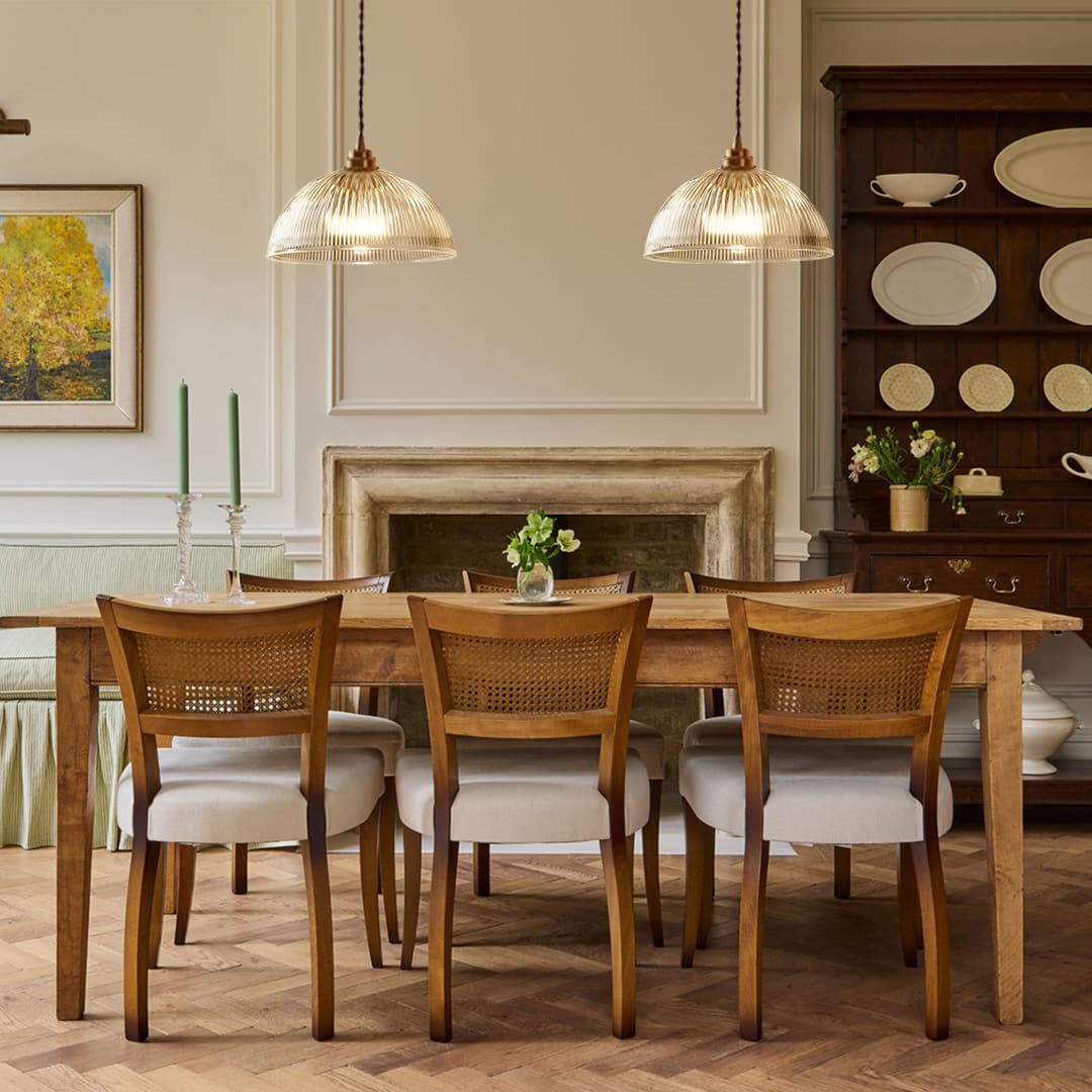 Luz colgante industrial con vidrio cúpula ribeteada. Perfecta para comedor, estilo moderno E27.