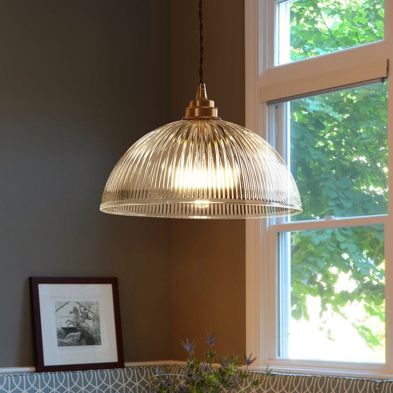Colgante de techo con cúpula de vidrio ribeteado. Diseño industrial-granja para decoración interior.
