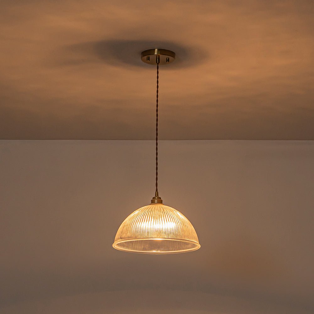 Luz colgante decorativa de cúpula de vidrio. Diseño moderno industrial para una cálida iluminación interior.