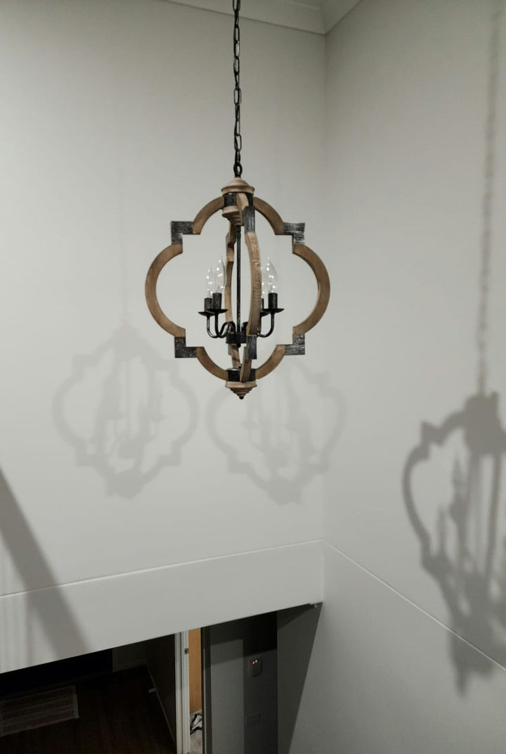 Lámpara de techo rústica de madera con detalles de hierro, 4 luces, estilo granja moderna.