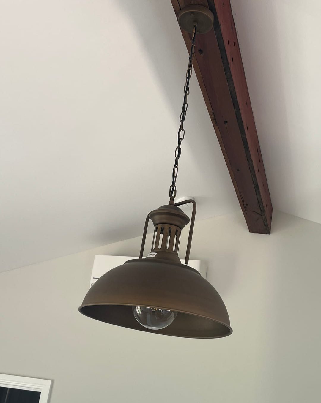 Lámpara colgante industrial rústica de cúpula. Ideal para iluminación interior y decoración del hogar.