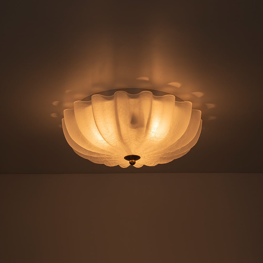 Lámpara floral campestre francesa, 3 luces. Montaje semi flush con vidrio agrietado para hogar.