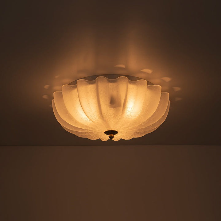 Lámpara floral campestre francesa, 3 luces. Montaje semi flush con vidrio agrietado para hogar.