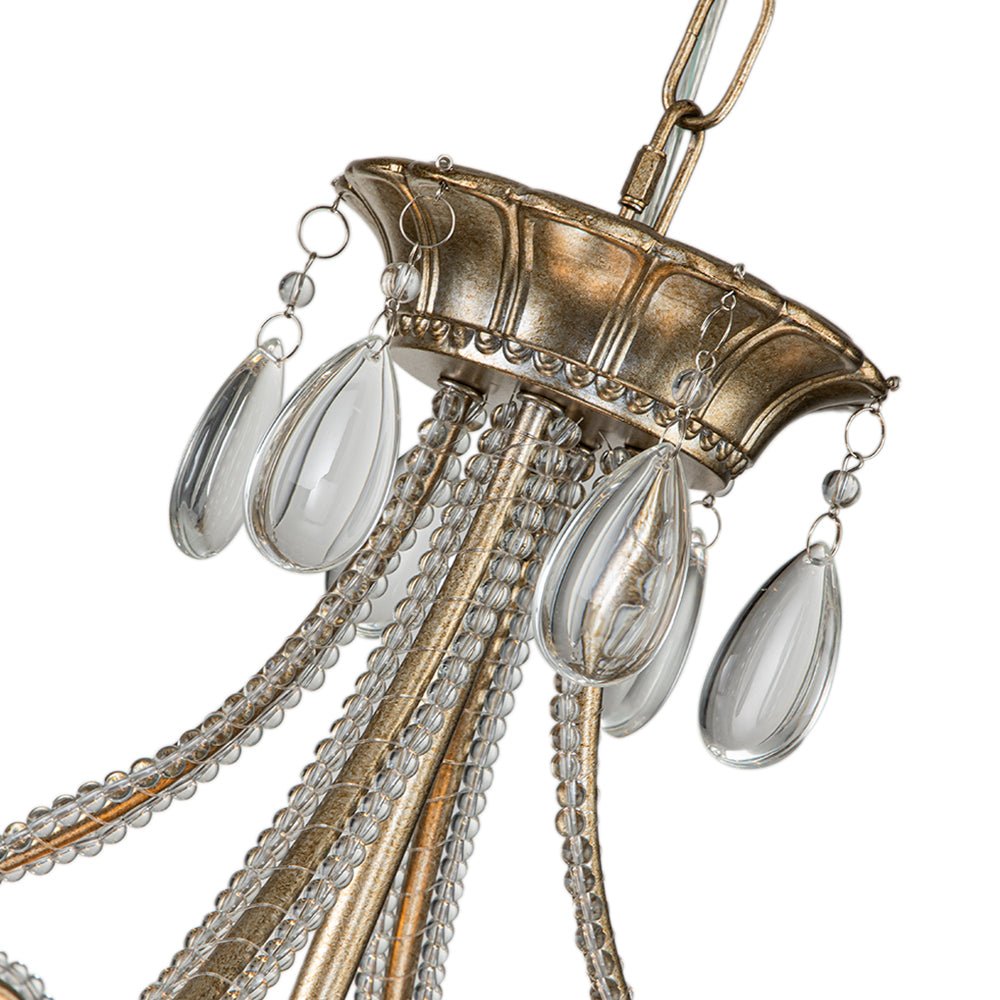 Candelabro francés vintage 5 luces, diseño tambor, con estructura en bronce plateado y adornos de cristal.