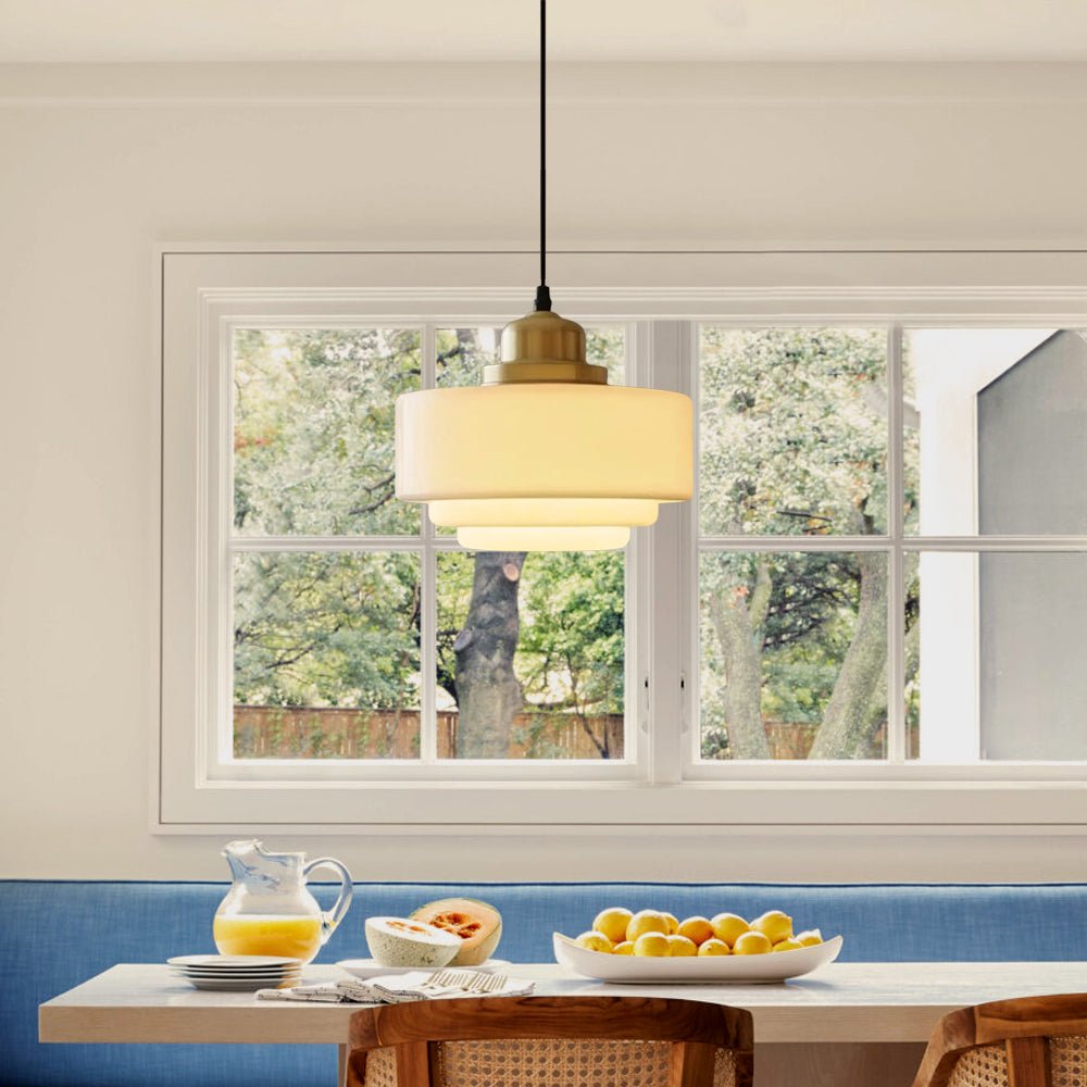 Elegante lámpara colgante de vidrio blanco, estilo vintage, para sofisticada decoración interior.