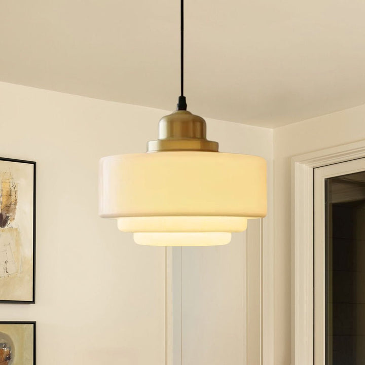 Lámpara colgante vintage de vidrio blanco lechoso, iluminación interior suave para el hogar.