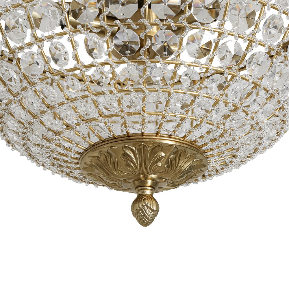 Aplique de techo vintage francés con 3 luces de cristal. Acabado en latón, estilo clásico y elegante.
