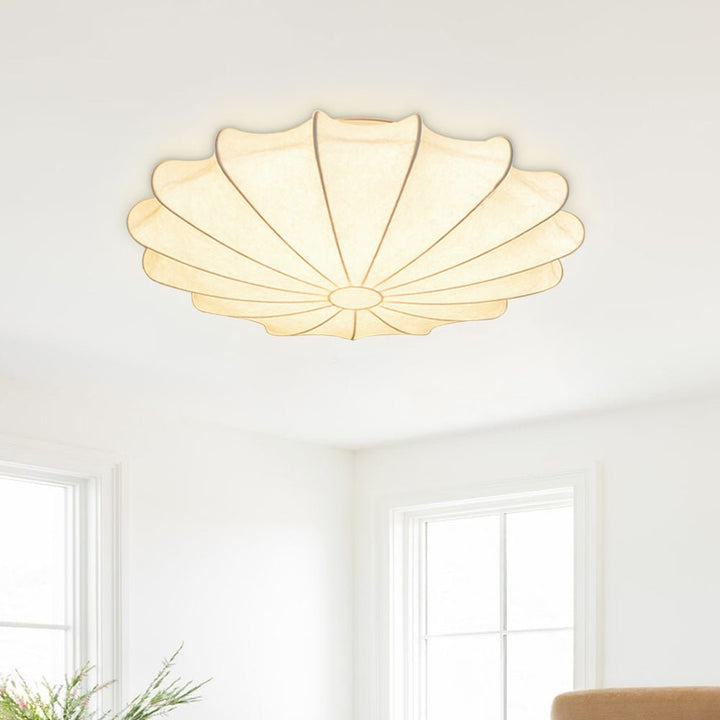Luz de techo geométrica moderna de seda blanca. Iluminación interior y decoración elegante del hogar.
