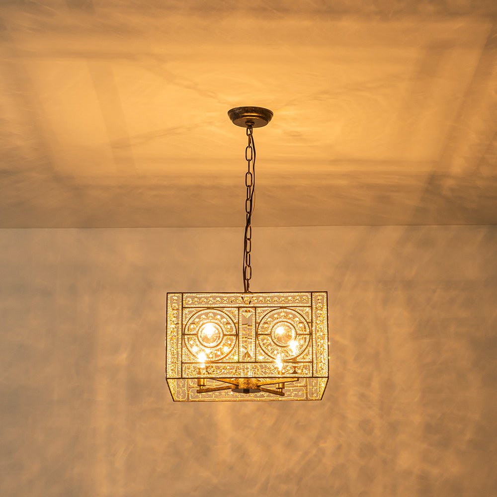 Lujoso candelabro vintage de cristal cuadrado para una iluminación sofisticada en el hogar.